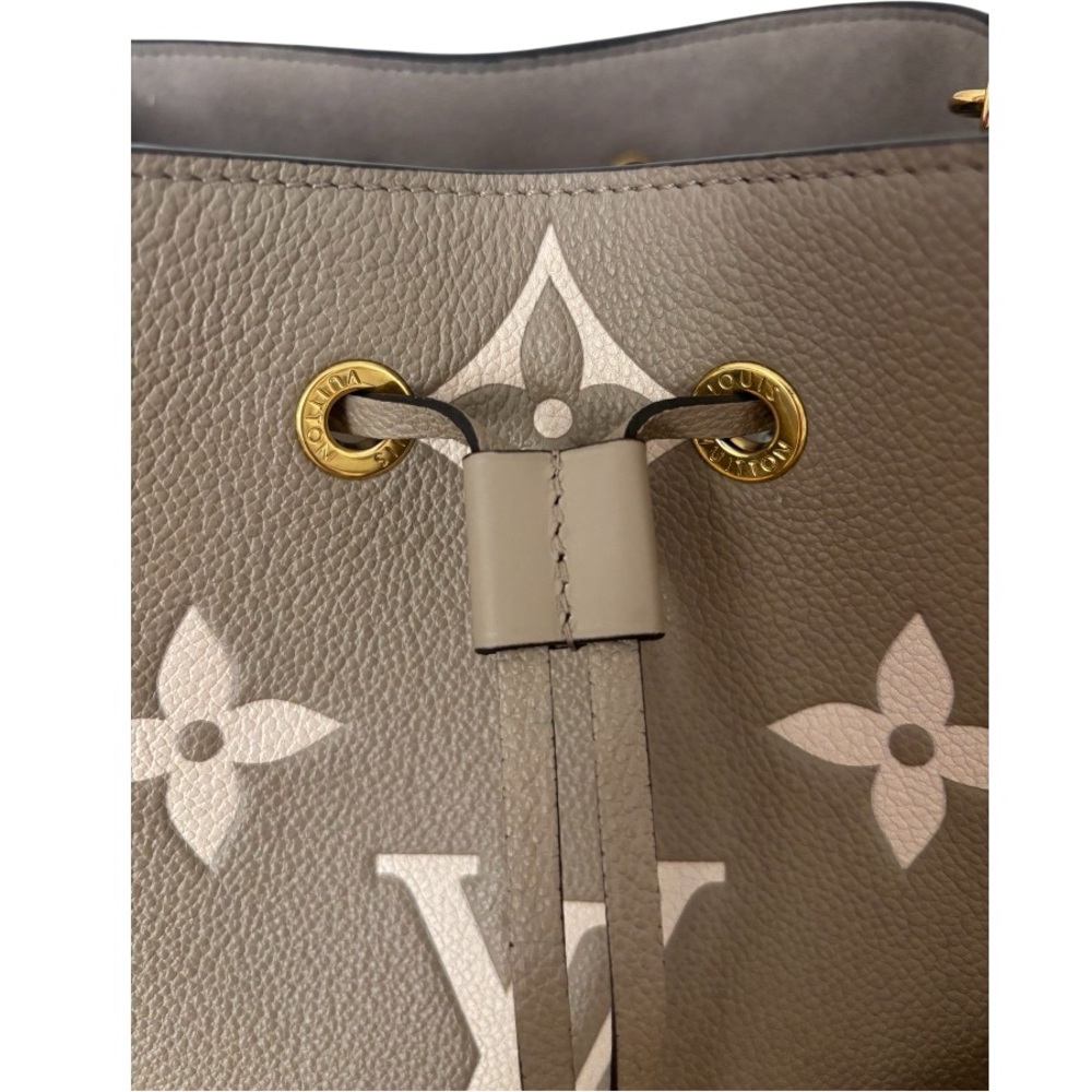 Louis Vuitton Monogram Giant Neonoe - Picture 3 of 9